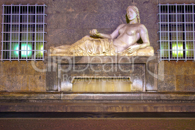 Dora Statue, Turin