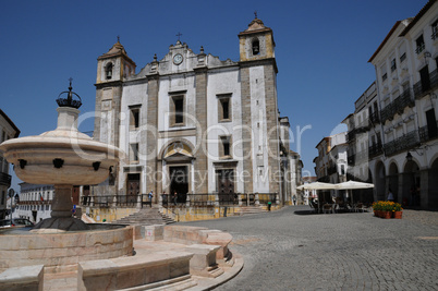 the historical square of Do Giraldo in Evora