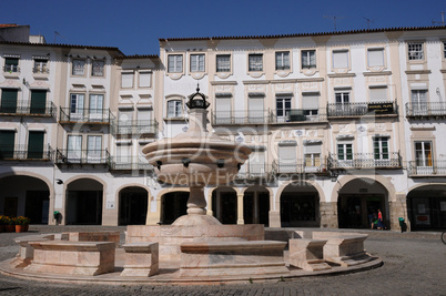 the historical square of Do Giraldo in Evora