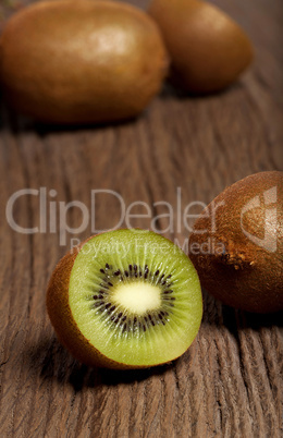 Kiwifrüchte auf Holztisch - Kiwi fruit on wooden table