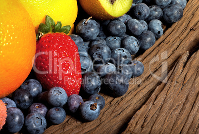 Früchte auf alter Holzplatte