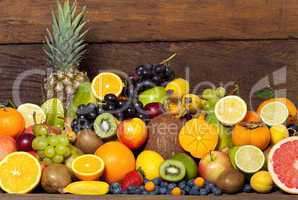 Frisches Obst vor Holzwand - Fresh fruit in front of wooden wall