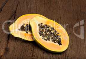 Halbierte Papayafrucht - Halved papaya fruit