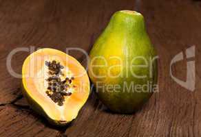 Halbierte Papayafrucht - Halved papaya fruit