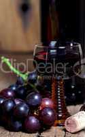 Glas Rotwein und Flasche - Glass of red wine and bottle