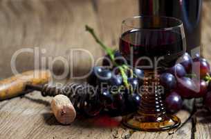 Glas Rotwein und Flasche - Glass of red wine and bottle