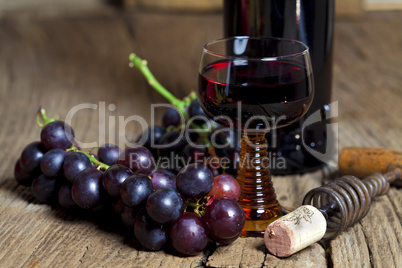 Rotwein und Weintrauben - Red wine and grapes