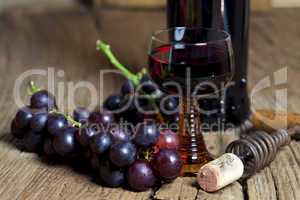 Rotwein und Weintrauben - Red wine and grapes