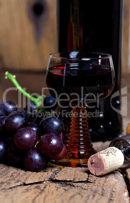 Rotwein und Weintrauben - Red wine and grapes
