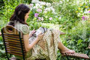 Junge Frau mit Tablet PC im Garten, young woman with tablet PC i