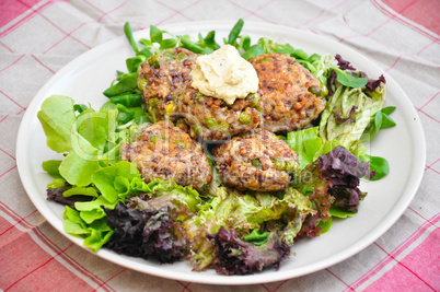 Grünkern Laibchen mit Salat