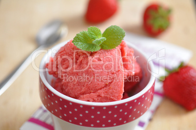 Erdbeer Minze Eis