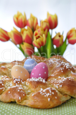 Osterkranz mit Ostereiern und Tulpen