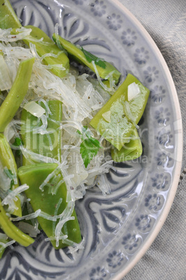 Salat mit Zuckerschoten und Glasnudeln