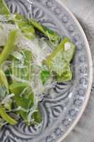 Salat mit Zuckerschoten und Glasnudeln