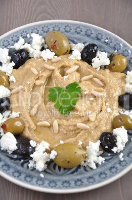 Hummus mit Oliven, Feta und Fladenbrot