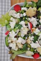 Salat mit Blumenkohl, Radieschen und Feta