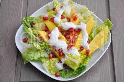Sommerlicher Salat mit Mango und Granatapfel