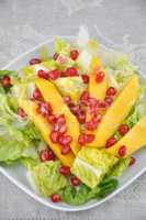 Sommerlicher Salat mit Mango und Granatapfel