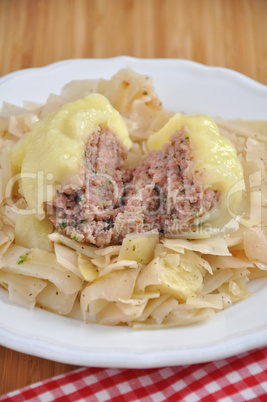 Selchfleischknödel mit Kraut