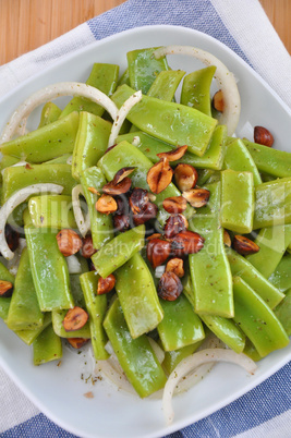 Salat mit Zuckerschoten und Haselnüssen