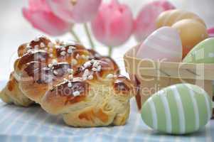 Briochestriezel mit Ostereiern und Tulpen