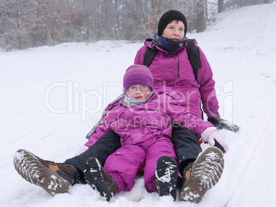 Mutter mit Kind im Schnee