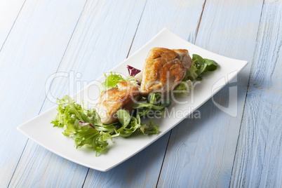 gegrillte Hühnerbrust auf Salat