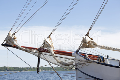 Klüverbaum eines traditionellen Segelschiffs in Kiel Holtenau