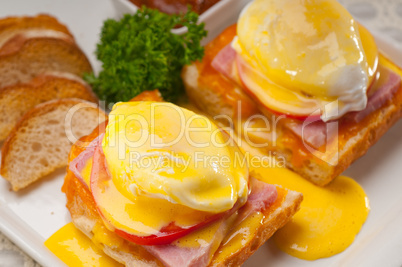 eggs benedict on bread with tomato and ham