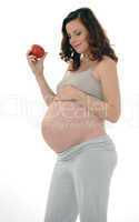 hübsche schwangere frau mit apfel