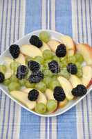 Obstsalat mit Trauben, Brombeeren und Apfel