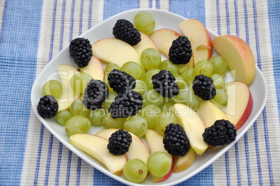 Obstsalat mit Trauben, Brombeeren und Apfel