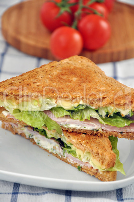 Vollkornsandwich mit Salat, Schinken und Käse