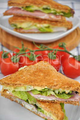 Vollkornsandwich mit Salat, Schinken und Käse