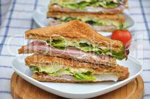 Vollkornsandwich mit Salat, Schinken und Käse