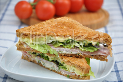 Vollkornsandwich mit Salat, Schinken und Käse