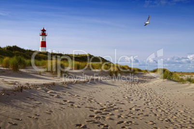 Leuchtturm und Wellen im Meer Nordsee bei Sylt