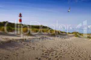 Leuchtturm und Wellen im Meer Nordsee bei Sylt