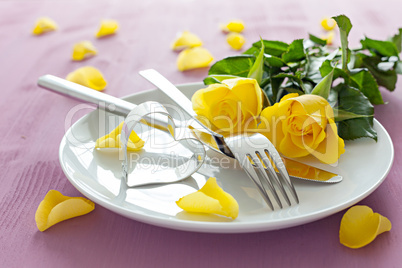 Gedeck mit Rosen / place setting with roses