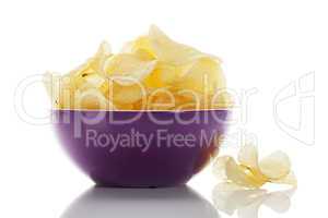 kartoffelchips in einer lila schale