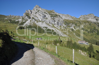 Weg an der Fluonalp