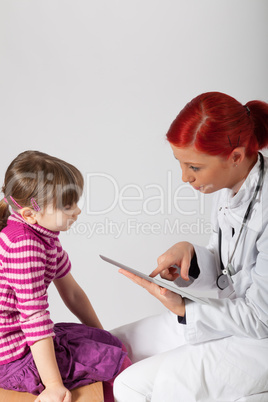Die Kinderärztin schreibt ihren Bericht auf einem Tablett-PC