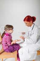Die Kinderärztin gibt ihrer Patientin eine Tablette