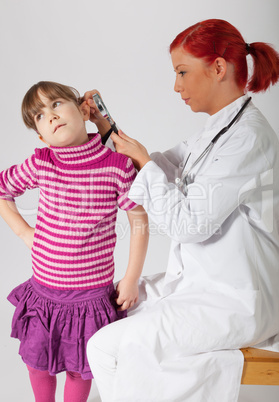 Die Kinderärztin untersucht das Ohr ihrer Patientin