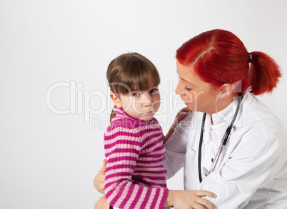 Die Kinderärztin tröstet ein kleines Mädchen