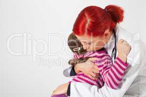 Die Kinderärztin tröstet ein kleines Mädchen