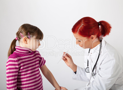 Die Kinderärztin impft ein kleinen Mädchen