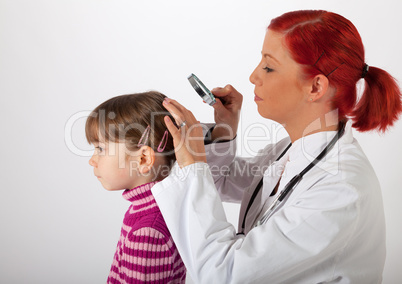 Die Kinderärztin untersucht den Kopf eines kleinen Mädchens