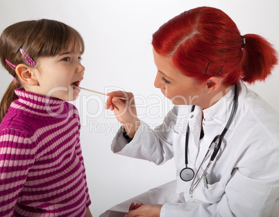 Die Kinderärztin schaut einem kleinen Mädchen in den Mund